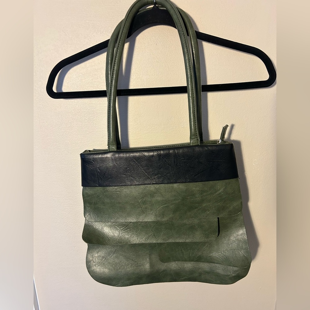 ESPE ARMY GREEN LEATHER TOTE WITH FLAPS AND BLACK ACCENT